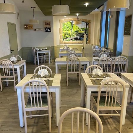 Logis Hotel Restaurant Cazes Arazat Laissac Экстерьер фото