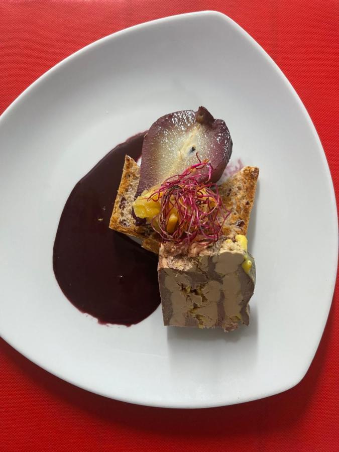 Logis Hotel Restaurant Cazes Arazat Laissac Экстерьер фото
