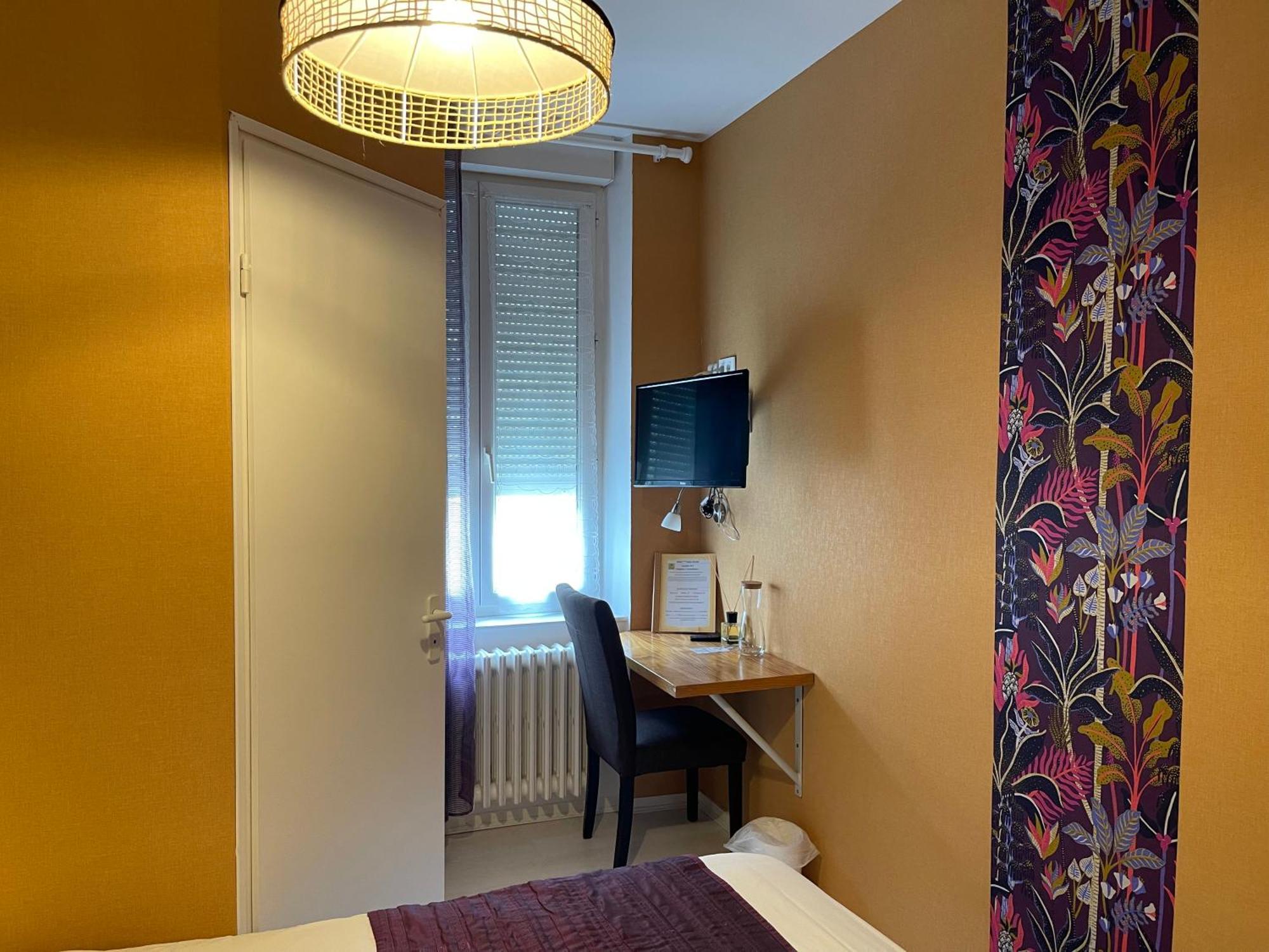 Logis Hotel Restaurant Cazes Arazat Laissac Экстерьер фото