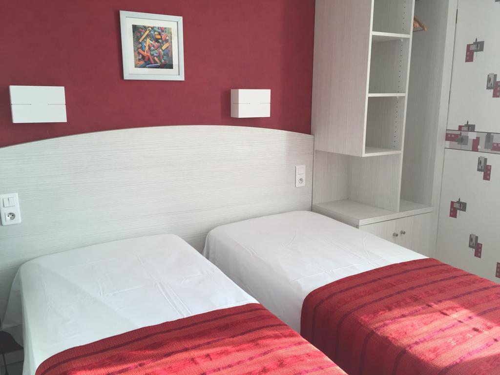 Logis Hotel Restaurant Cazes Arazat Laissac Экстерьер фото