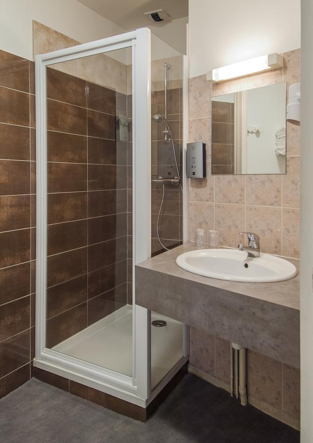 Logis Hotel Restaurant Cazes Arazat Laissac Экстерьер фото
