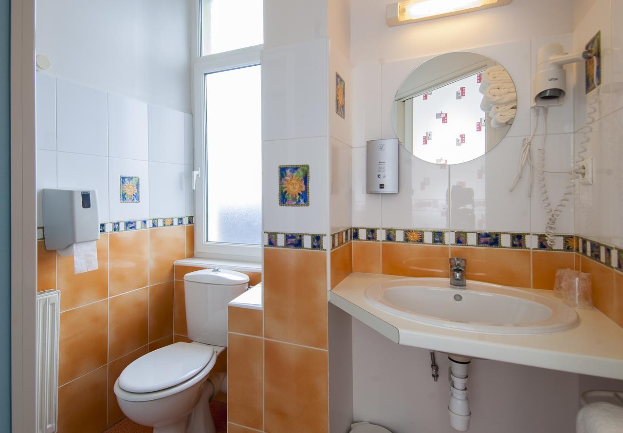 Logis Hotel Restaurant Cazes Arazat Laissac Экстерьер фото