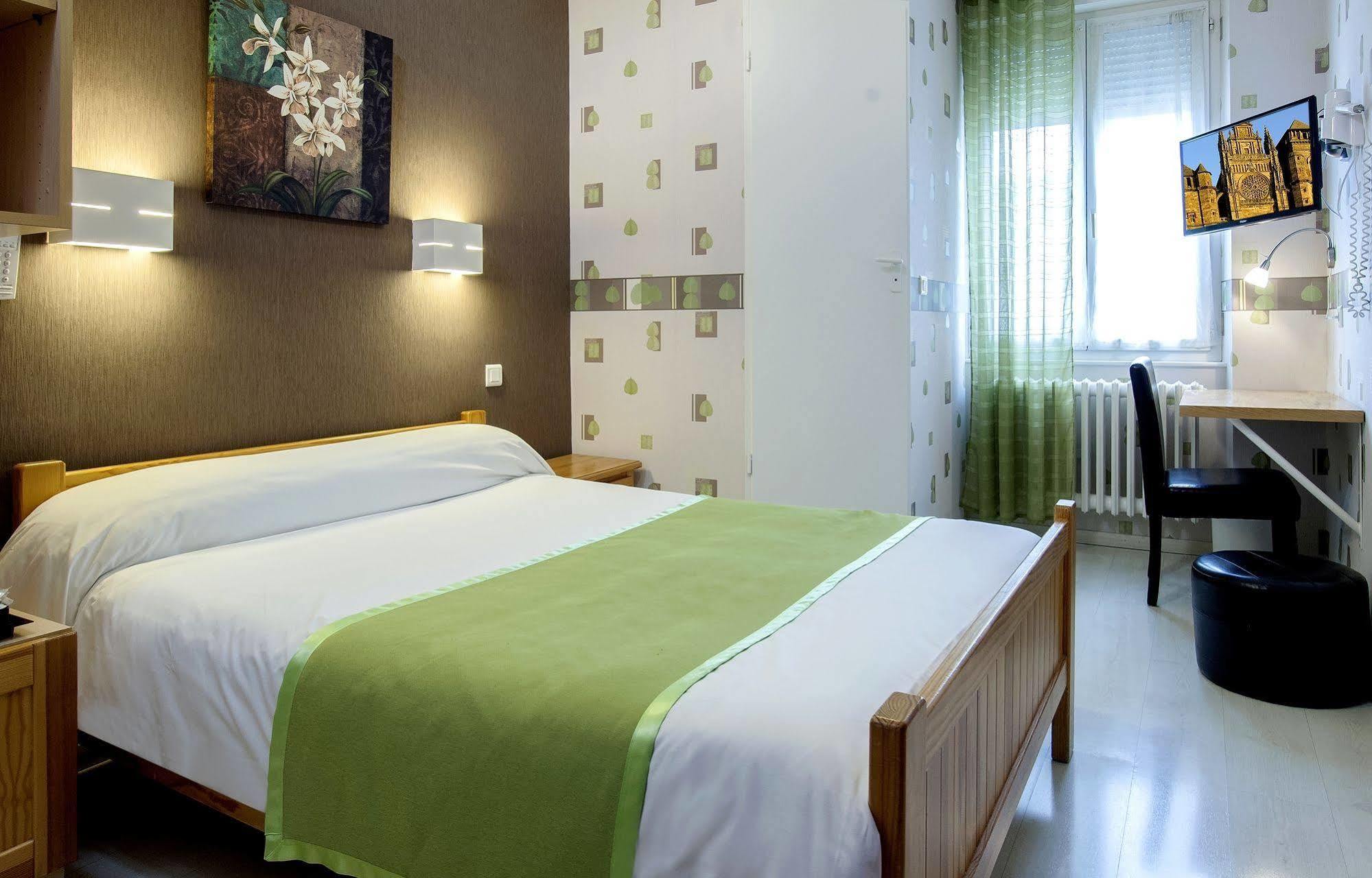 Logis Hotel Restaurant Cazes Arazat Laissac Экстерьер фото