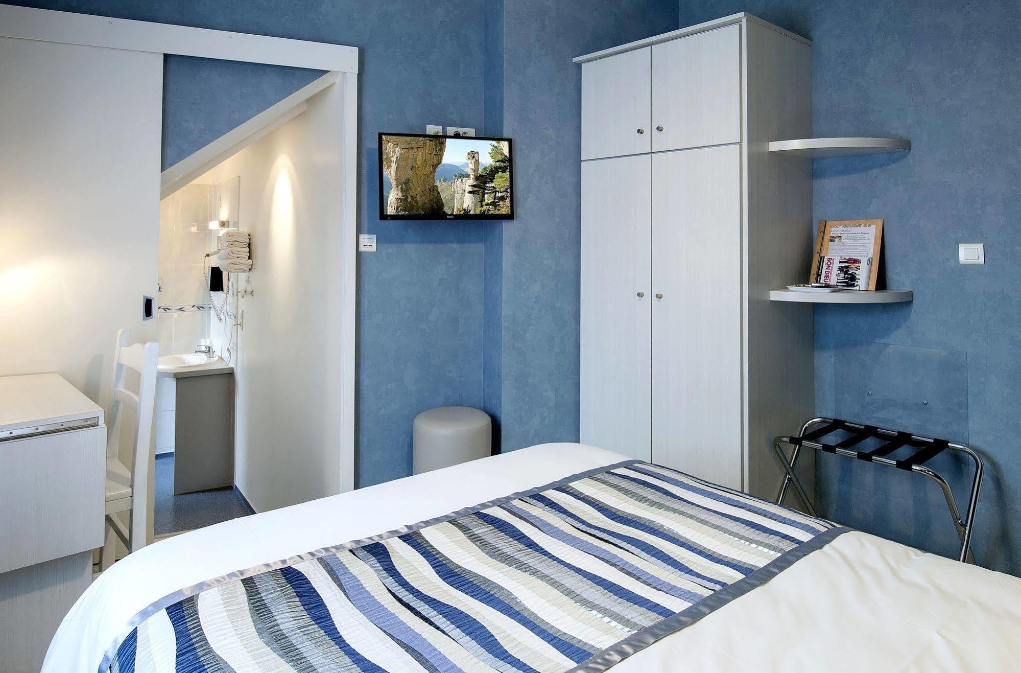 Logis Hotel Restaurant Cazes Arazat Laissac Экстерьер фото