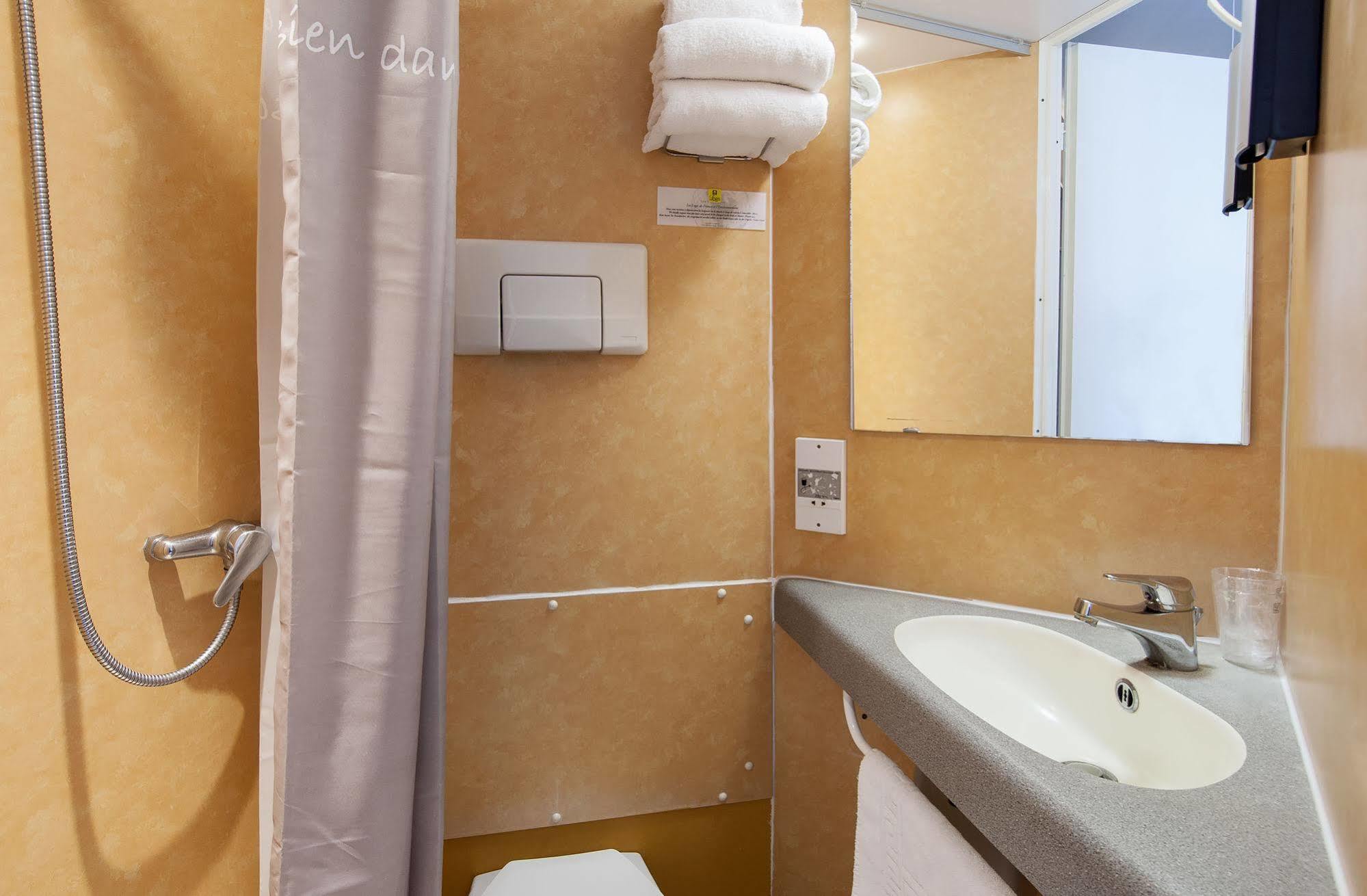 Logis Hotel Restaurant Cazes Arazat Laissac Экстерьер фото