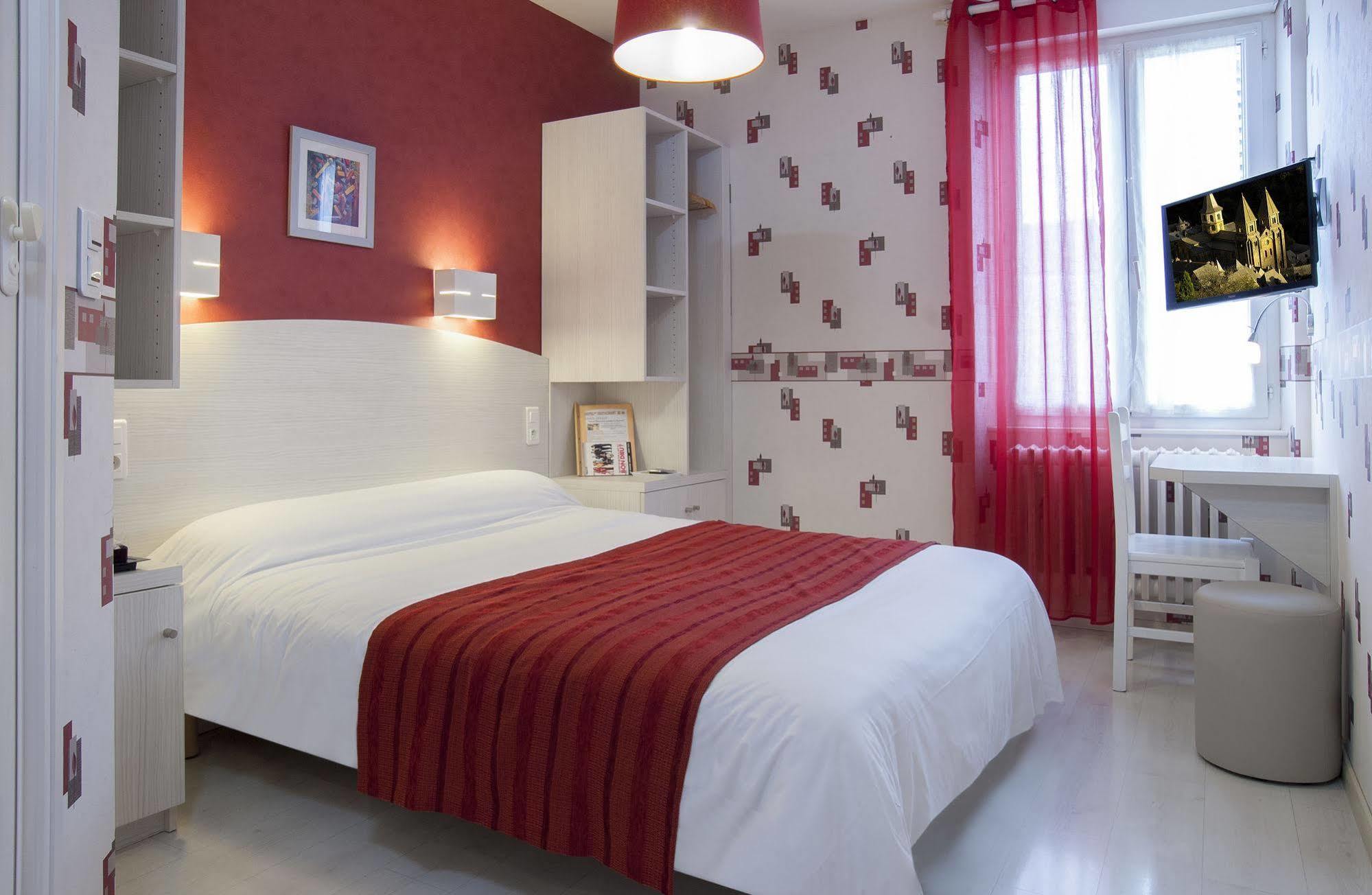 Logis Hotel Restaurant Cazes Arazat Laissac Экстерьер фото