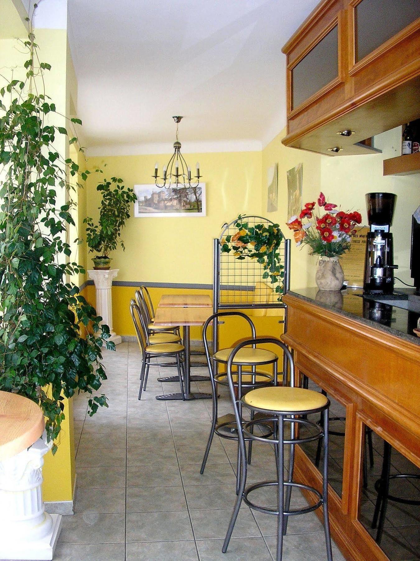 Logis Hotel Restaurant Cazes Arazat Laissac Экстерьер фото