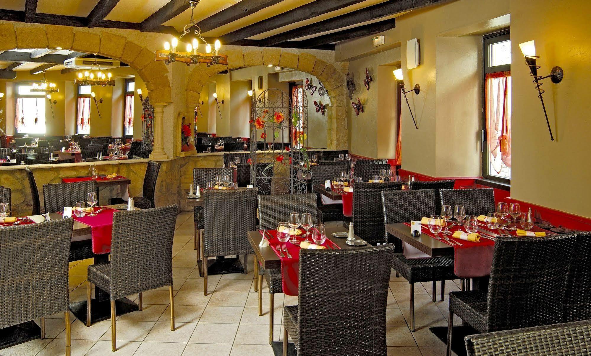 Logis Hotel Restaurant Cazes Arazat Laissac Экстерьер фото